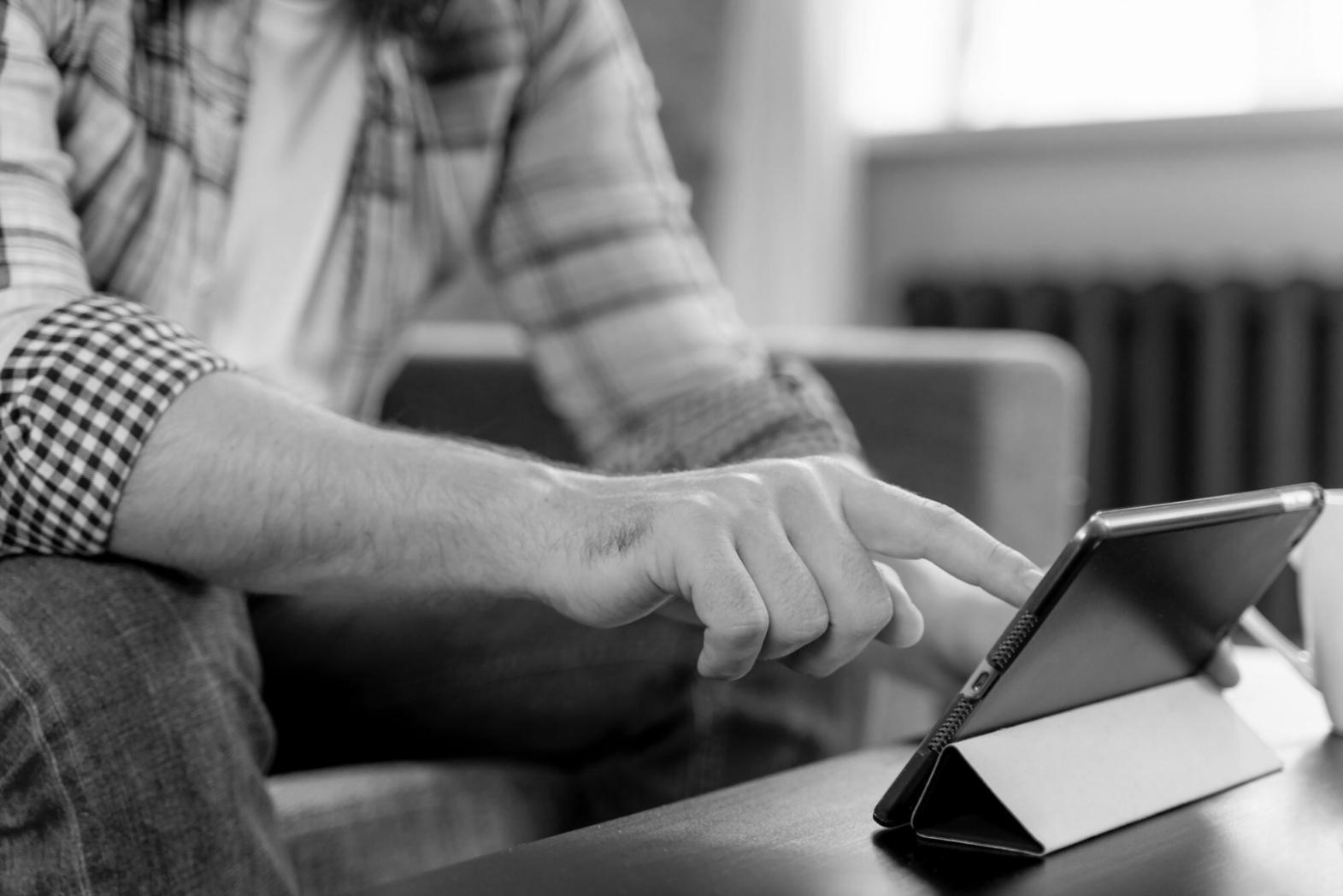 Beratungsgespräch zwischen Finanzexperten und Unternehmern